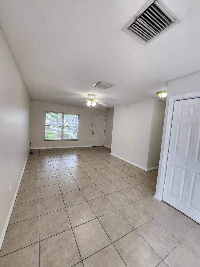 Foto del edificio - 6824 N Sterling Ave