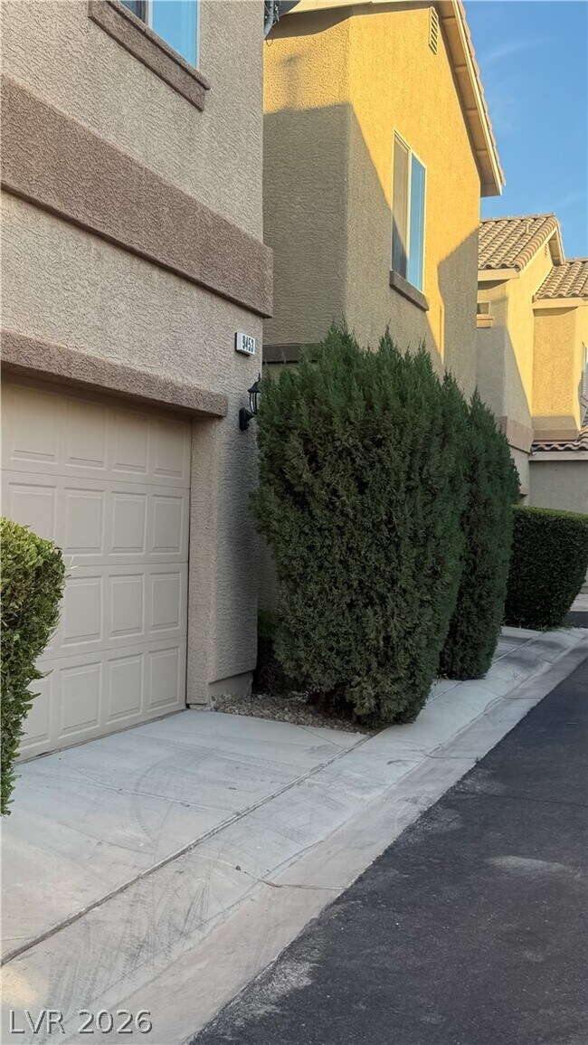 Foto del edificio - 9453 Alma Ridge Ave