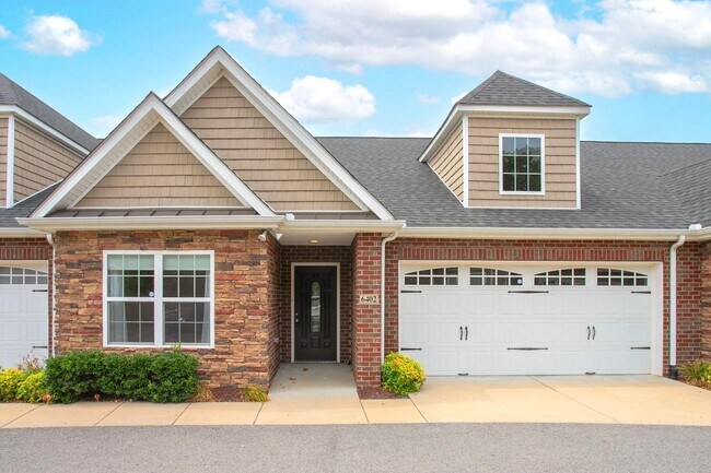 Foto del edificio - Charming Gallatin Townhome!