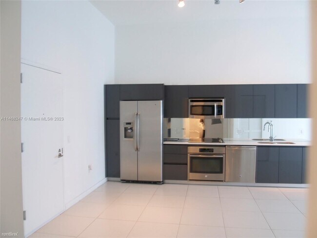 Foto del edificio - 1 br, 1.5 bath Condo - 31 SE 6th St Apt 2704