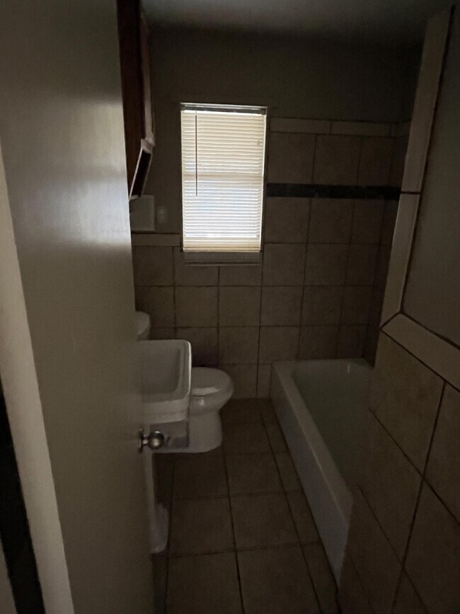 Foto del edificio - 102 W Halstead Ave