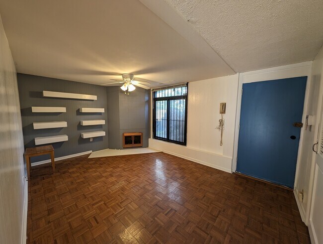 Building Photo - 606 E 33rd Pl