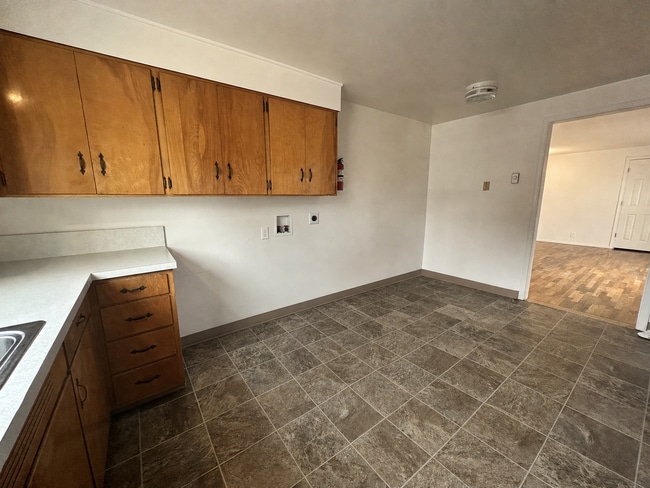 Building Photo - 1561 NW Highland Dr