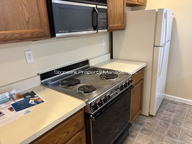 Building Photo - Large One Bedroom Condo For Rent in Lockwood Condominiums!