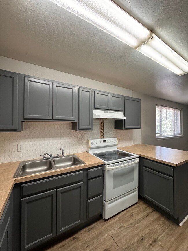 Building Photo - Top Floor 1 Bedroom 1 Bath Located Just Ou...