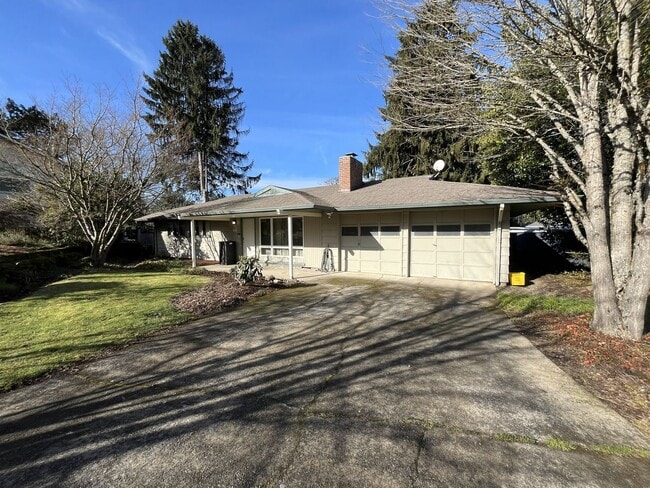 Building Photo - Classic Comfort: 3-Bed, 1.5-Bath Home with Covered Patio & Deck