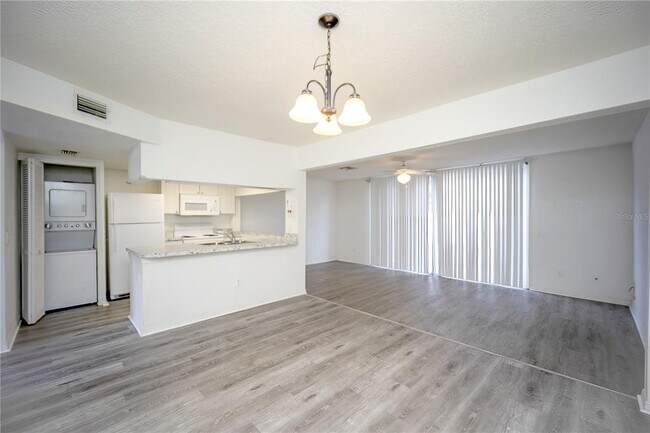 Foto del edificio - 811 Orchid Dr