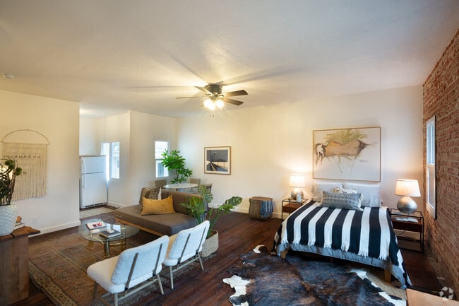 Interior Photo - 1006 N El Centro Ave