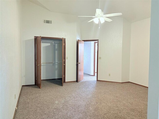 Foto del edificio - 3200 Ridgecrest Ct