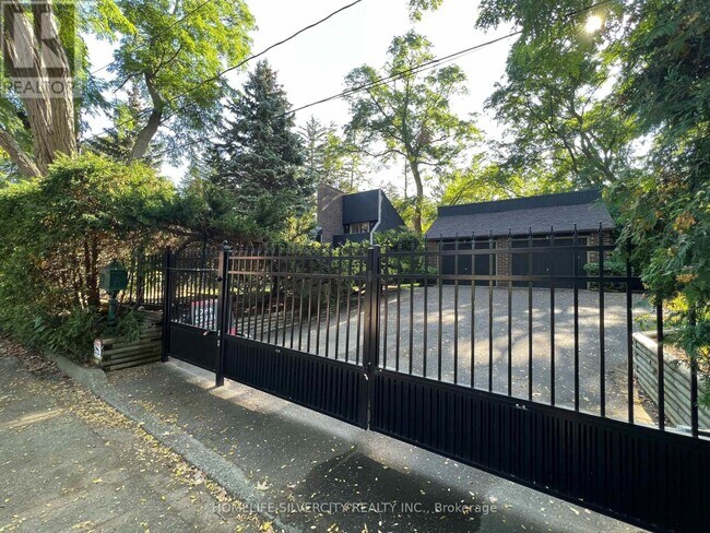 Photo du bâtiment - 1810 Harkiss Rd