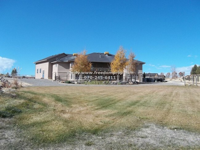 Building Photo - 1388 Horseshoe Dr