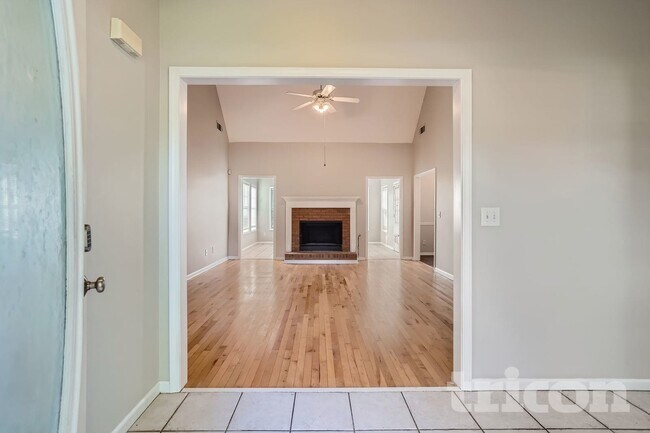 Building Photo - 326 Henderson Lake Dr SW