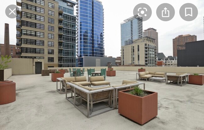 Foto del edificio - 70 W Huron St