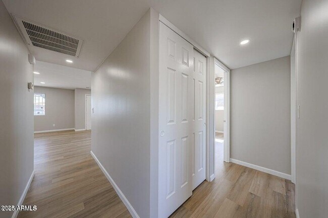 Foto del edificio - 5336 W Lewis Ave