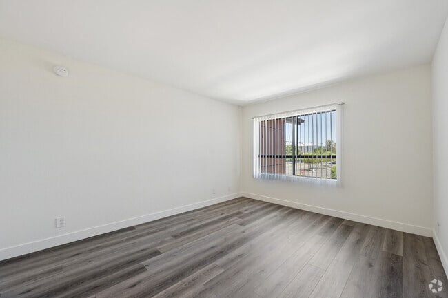 1 habitación, 1 baño - 700 pies cuadrados - Habitación - Campus Crossing Apartments - Northridge