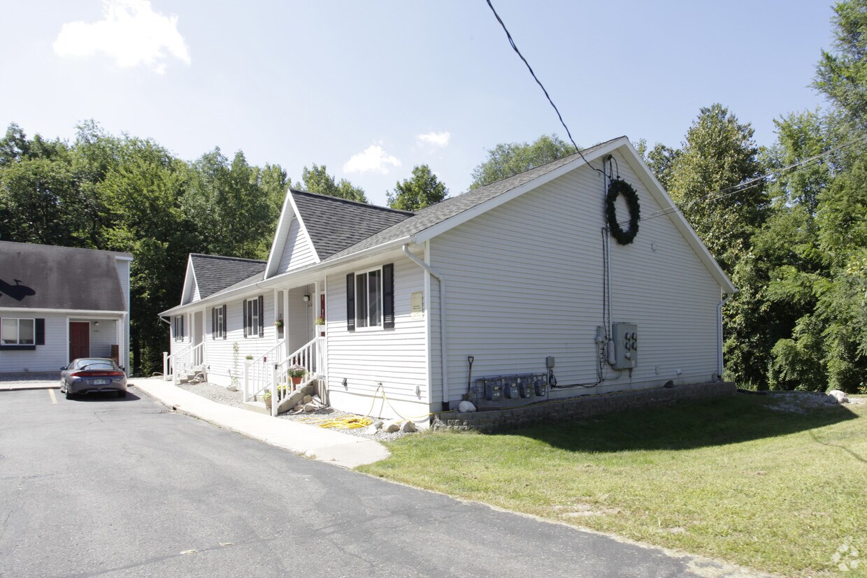 Primary Photo - 646-648 Lamoreaux Dr