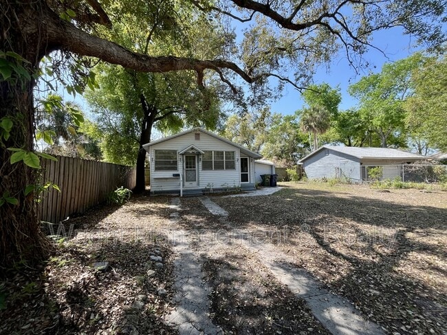 Building Photo - 108 W Comanche Ave