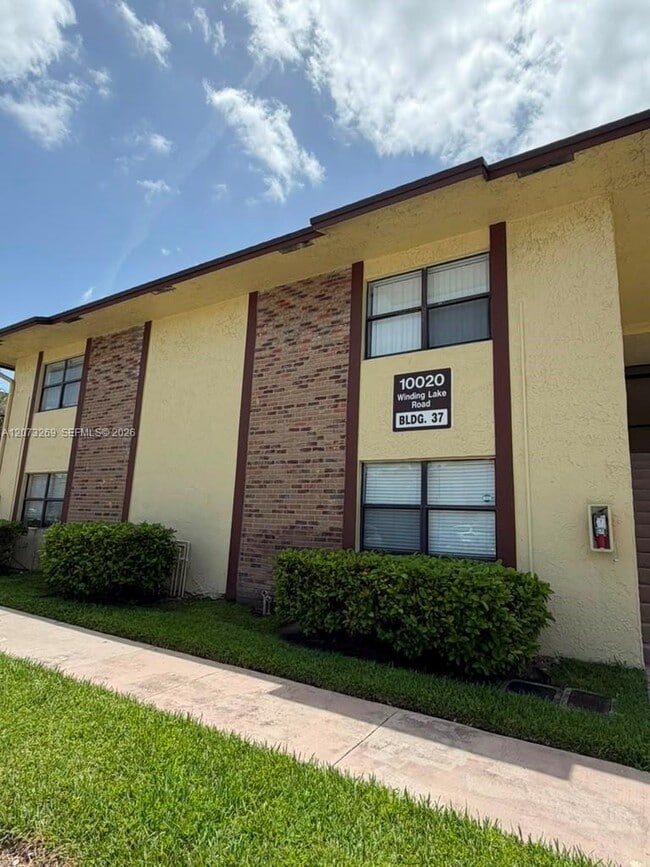 Building Photo - 10020 Winding Lake Rd