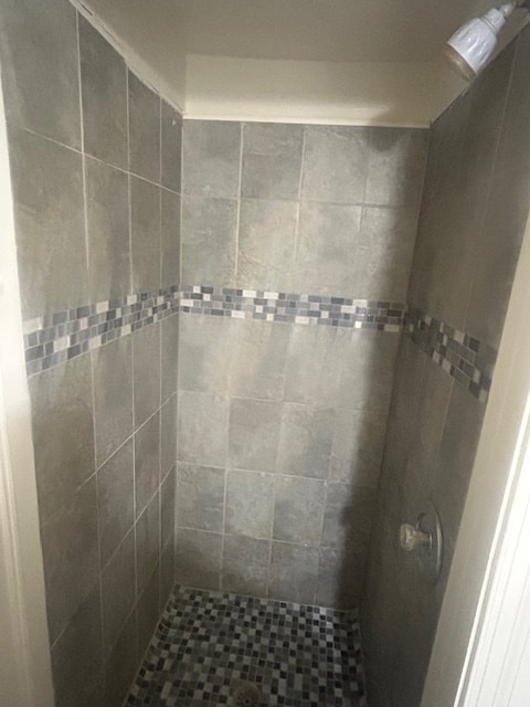 ducha del baño - 2827 Otis St NE