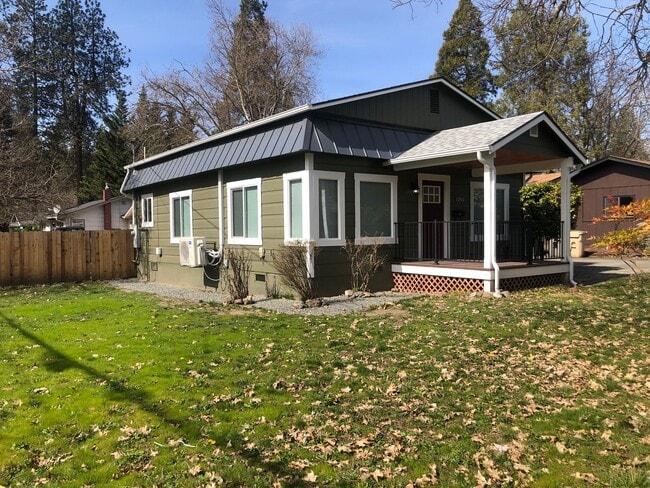 Building Photo - Charming 2 Bed, 1 Bath Home in Grants Pass