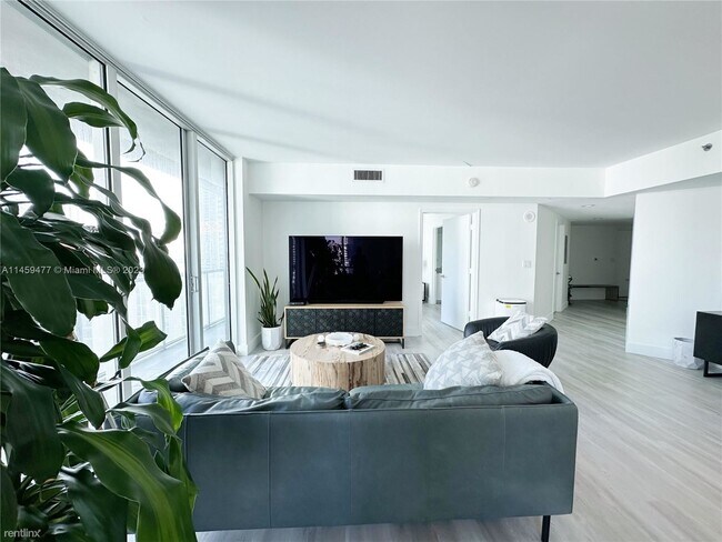 Building Photo - 2 br, 2 bath Condo - 55 SE 6th St Apt 1601