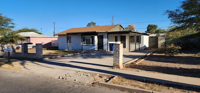 Building Photo - 2126 E Hidalgo Vista