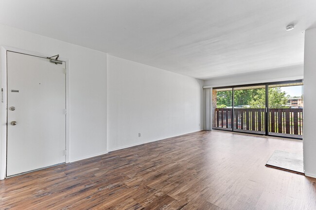 Building Photo - 2126 Pauline Blvd