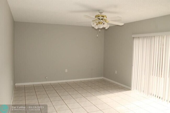 Foto del edificio - 4087 Forest Hill Dr