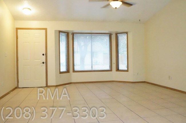 Building Photo - 3 Bedroom Duplex~ off State St & Collister