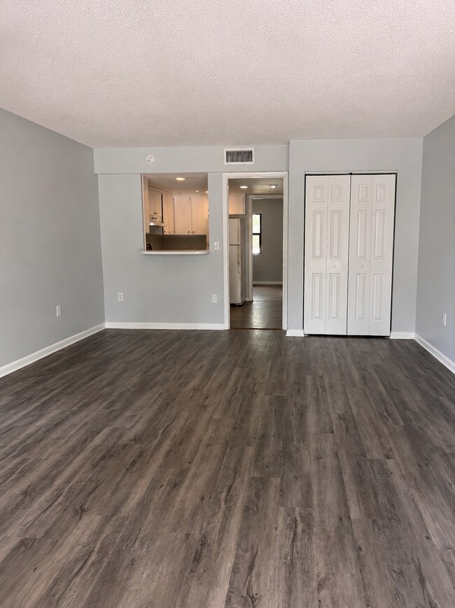 Foto del edificio - NICE 1BR/1BA Apt!! WATER & SEWER INCLUDED!! Come Home to Quiet with a Convenient Central Lakeland...
