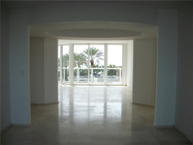 Building Photo - 19333 Collins Ave