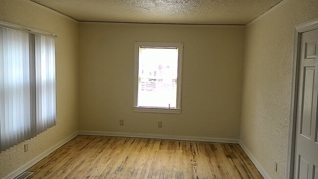 Building Photo - DAYTON, OH - SINGLE HOME - 2 BED, 1 BATH -...