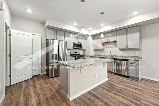 Building Photo - Spacious Townhouse with Central AC and Was...