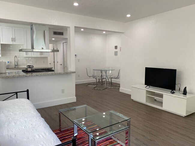 Foto del edificio - 7431 Dickens Ave