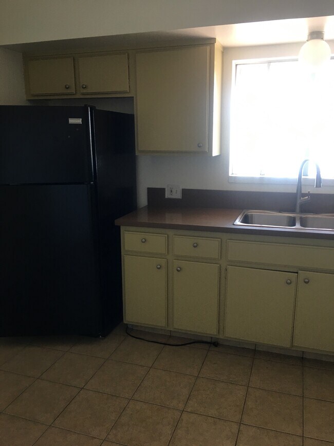 New counter lots of cabinets - 943 N Beaudry Ave