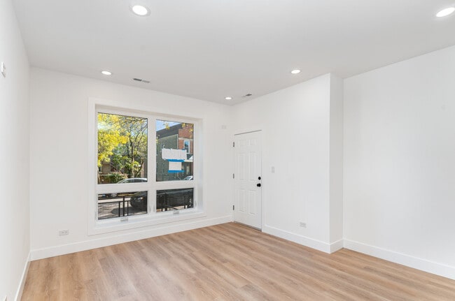 Building Photo - 2132 S Fairfield Ave