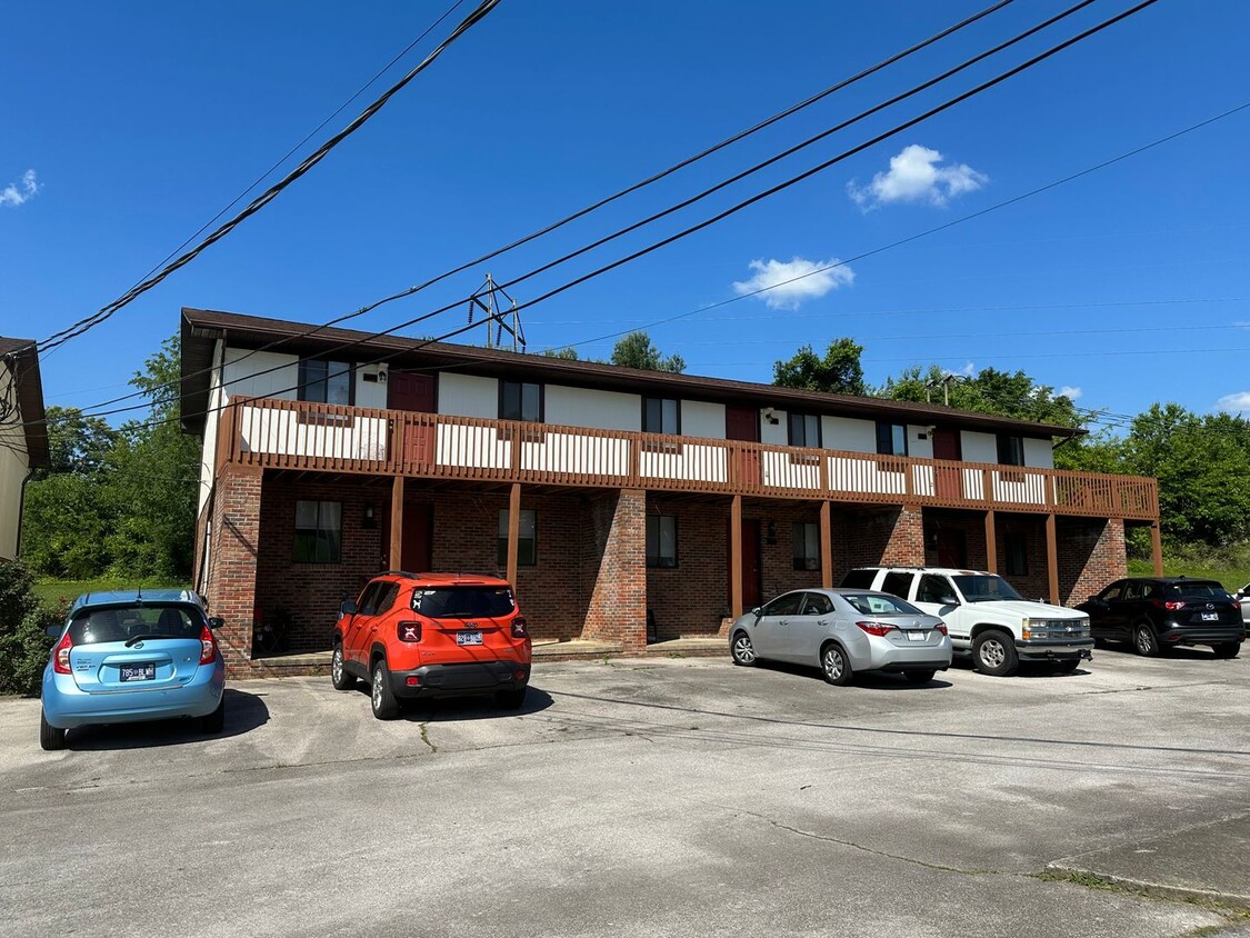 Primary Photo - 2 bedroom, 1 bath, Ground Level Apt. Kings...