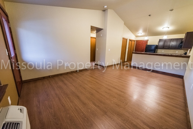 Building Photo - 555 S Catlin St