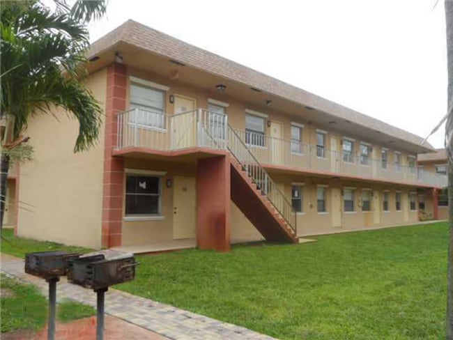 Building Photo - Nice 2-1 apartment with central air , pool...