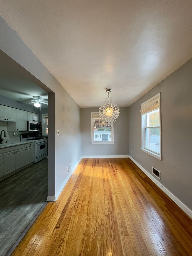 Foto del edificio - Charming 2 Bedroom/1 Bathroom Duplex Home ...