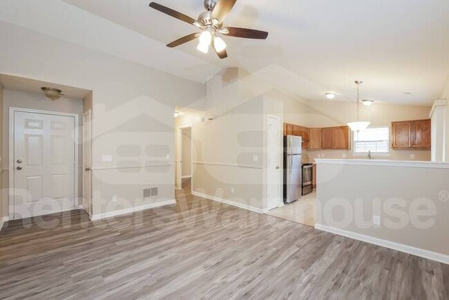 Building Photo - **RENT SPECIAL & PRICE DROP!** Newly Renov...