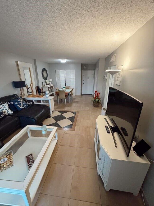 Building Photo - 400 Kings Point Dr