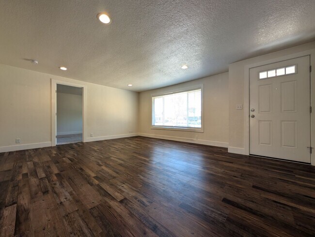 Foto del edificio - Beautiful 3 Bedroom, 2 Bath Home In The Ri...