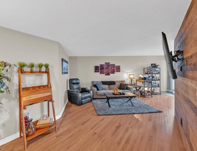 Building Photo - 150 Park St W