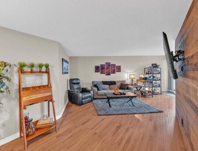 Photo du bâtiment - 150 Park St W