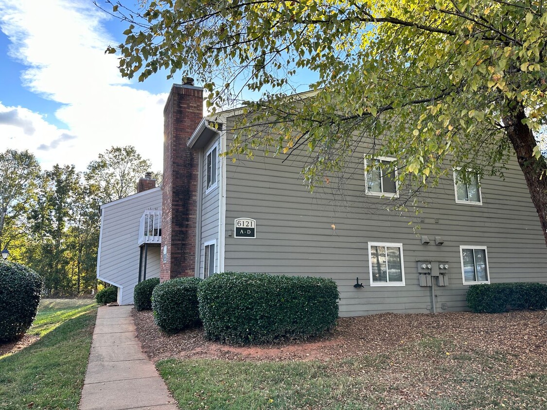 Primary Photo - Adorable One Bedroom Condo in the Heathste...