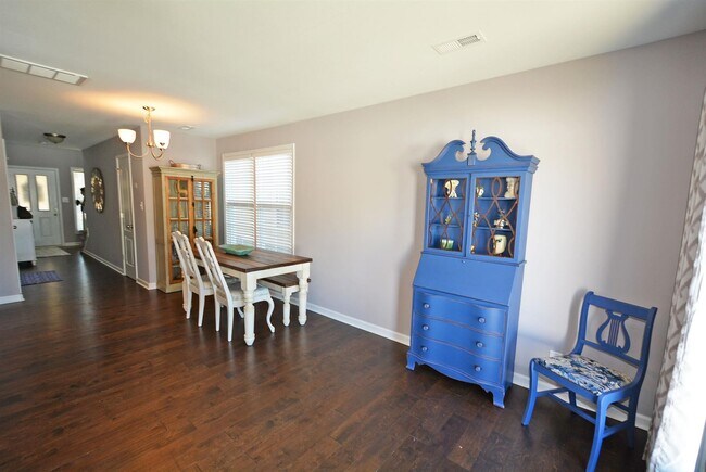 Foto del edificio - Gorgeous! 3 Bed/2.5 Bath house! Close to I-24! Lawn/Garbage Included!