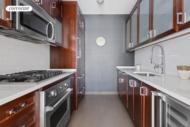 Building Photo - 205 W 76th St