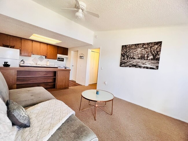 Área de la sala de estar - Oakland Hills | Single Story Apartment Homes