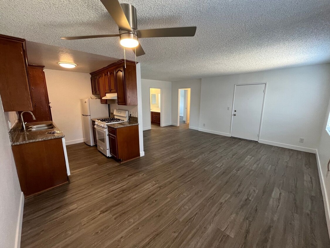 Foto principal - 18416 Halsted St